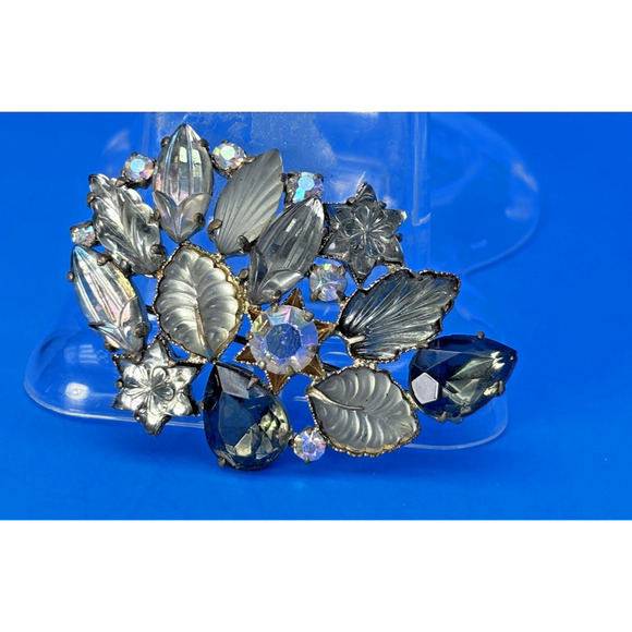 Vintage Weiss style Carved thermoset Leaf Brooch AB Rhinestone Gold-tone - Picture 1 of 16